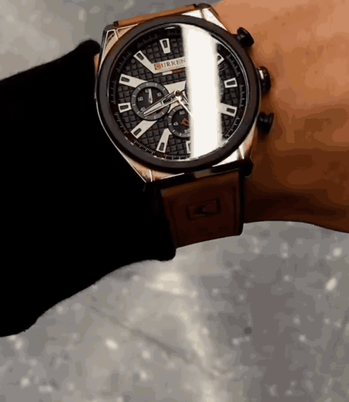 Reloj Curren 8392 café cobre puesto en la muñeca
