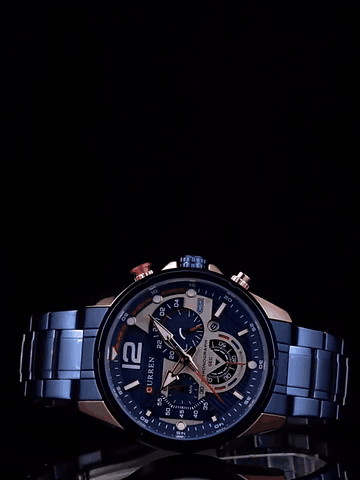 Reloj Curren 8395 girando para mostrar la caja y el pulso de acero