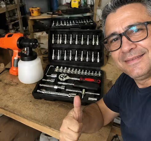 Hombre con el kit en su taller