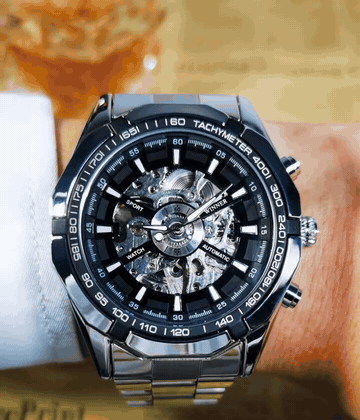 Reloj Winner automático en la muñeca, correa de acero y esfera negra