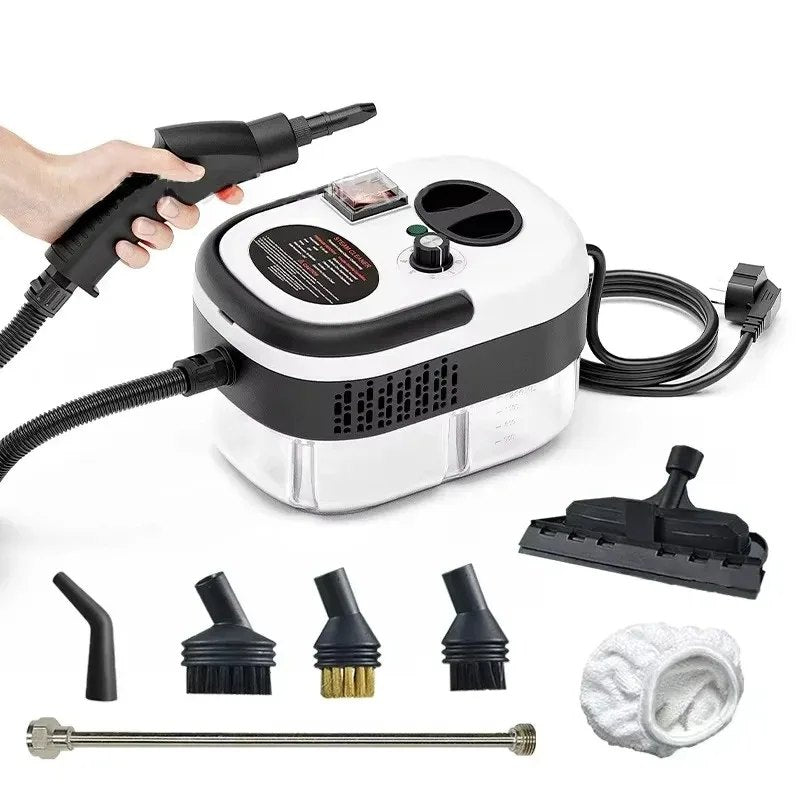 Pistola de vapor en la mano junto al kit de cepillos y boquillas