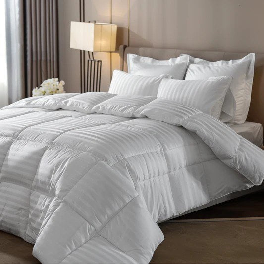 Edredon premium blanco tipo hotel con rayas sobre cama