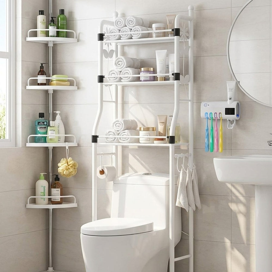 Baño ordenado con el estante sobre el sanitario, el esquinero de ducha y el dispensador de crema