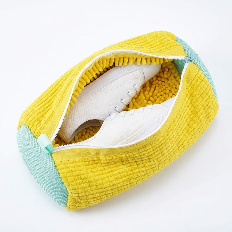 Bolsa de chenilla abierta mostrando las cerdas suaves y un par de tenis blancos adentro