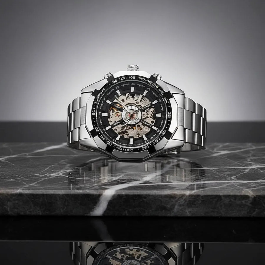 Reloj Winner automático esfera negra calada sobre marmol