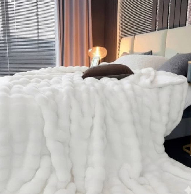 Cobija burbuja blanca suave sobre cama