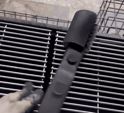 Cepillo eléctrico con la cabeza girada para limpiar la rejilla desde otro ángulo