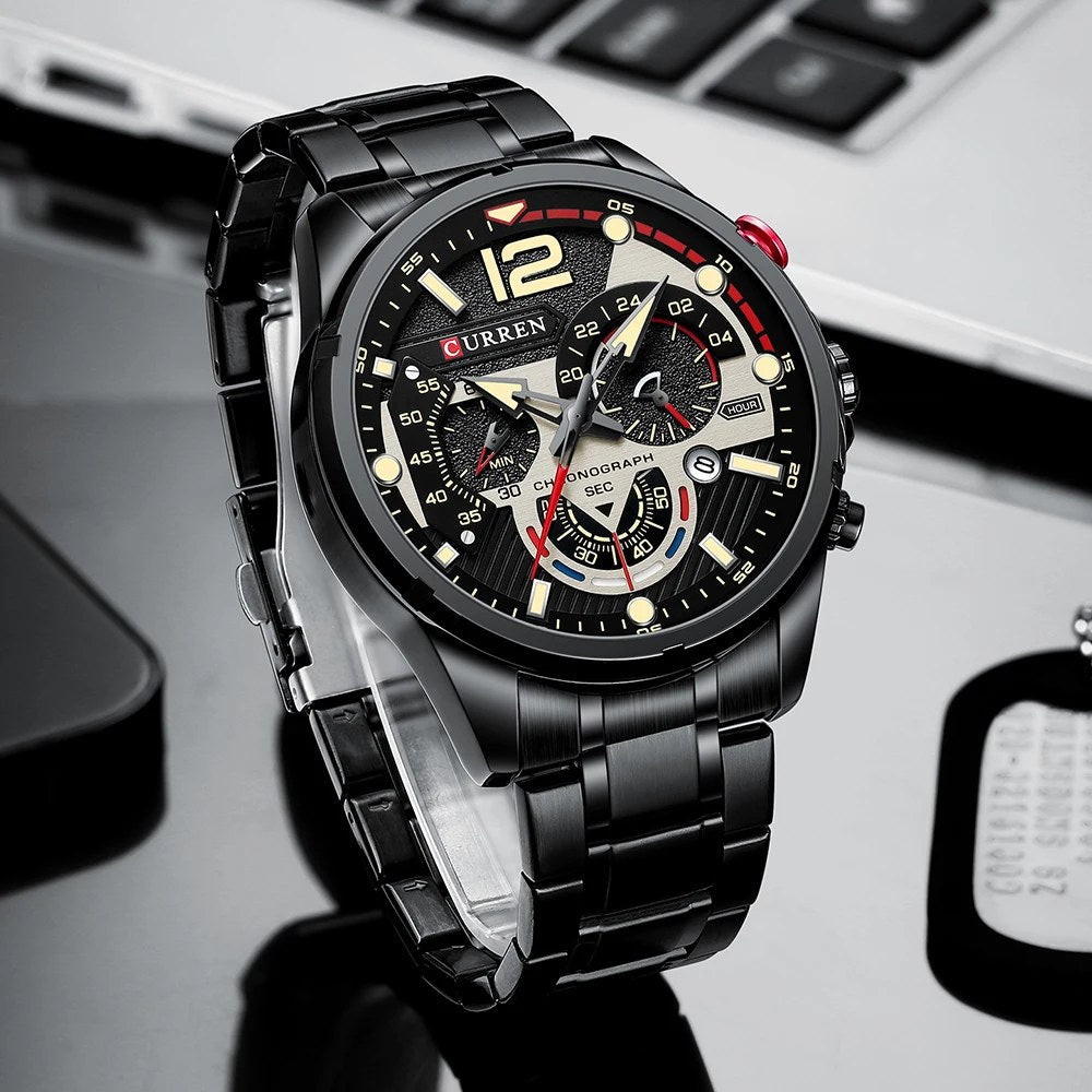 Reloj Curren 8395 negro sobre superficie oscura