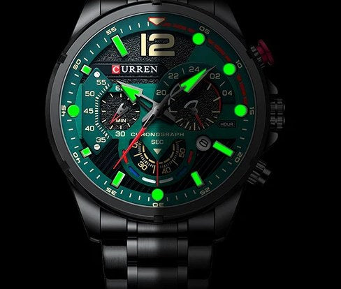 Manecillas e índices luminosos del reloj Curren 8395 brillando en la oscuridad