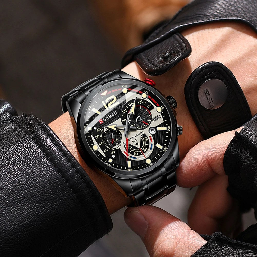 Reloj Curren 8395 negro puesto en la muñeca