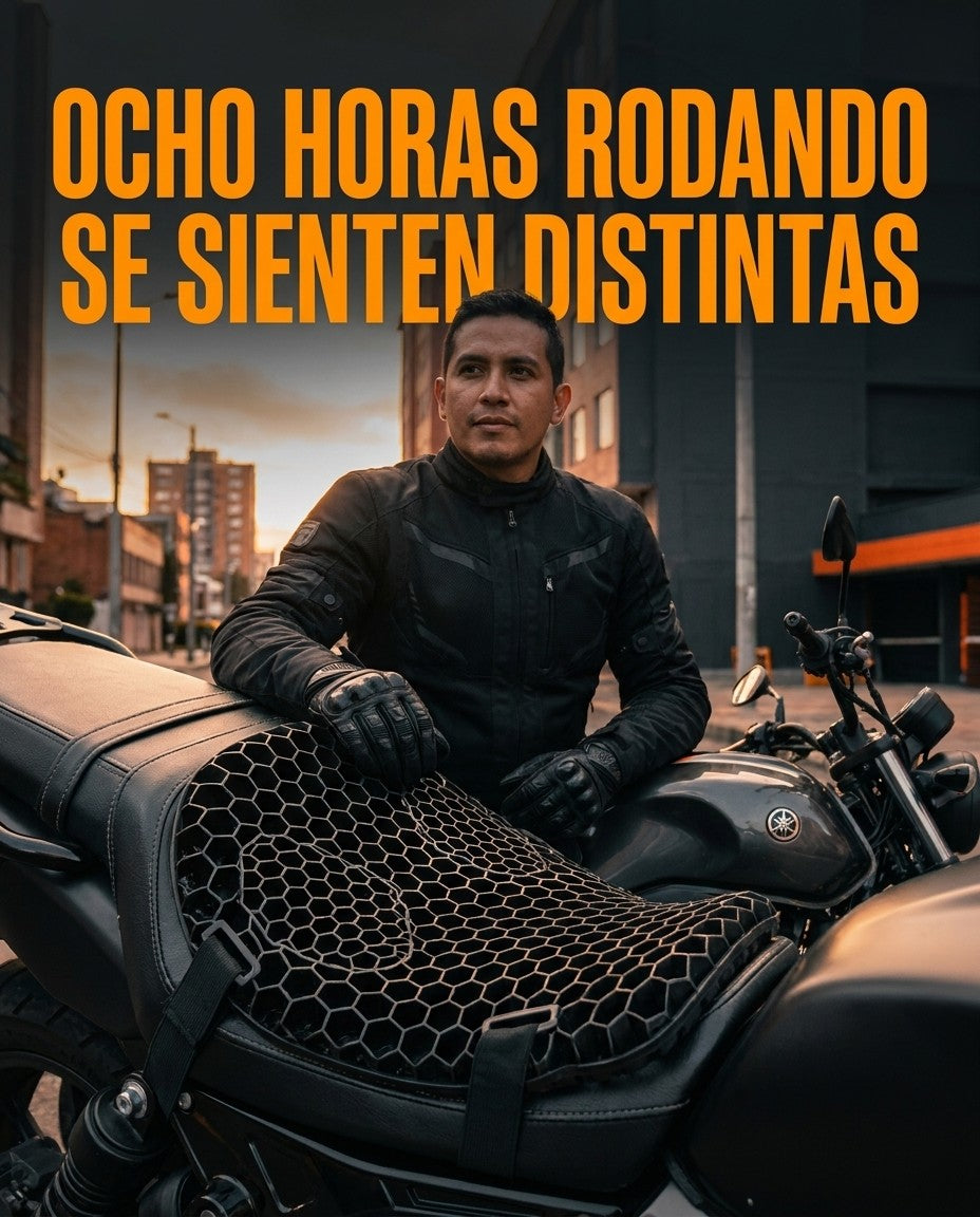 Mensajero domiciliario cómodo sobre su moto con el cojín de gel RideGel instalado