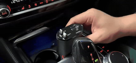 Cargador de carro 4 en 1 en la mano mostrando sus puertos y cables