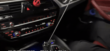 Cables retráctiles del cargador instalado en la consola del carro