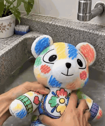 El peluche de oso coloreado se lava en el lavaplatos y queda blanco otra vez