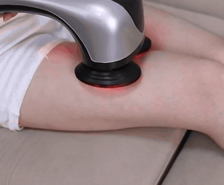 Masajeador RelaxPro en uso sobre la pierna con calor infrarrojo