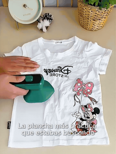 Planchando una camiseta con la mini plancha de vapor portátil