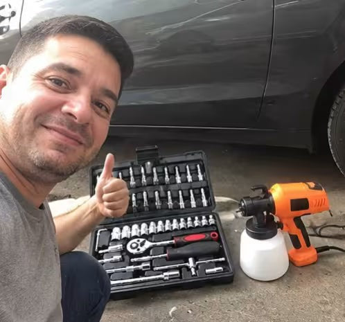Hombre con el kit junto a su carro