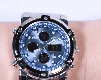 Reloj SKMEI 1389 en la muñeca encendiendo la luz EL que ilumina toda la esfera