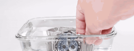 Reloj SKMEI 1389 sumergido en agua y sacado del recipiente, funcionando