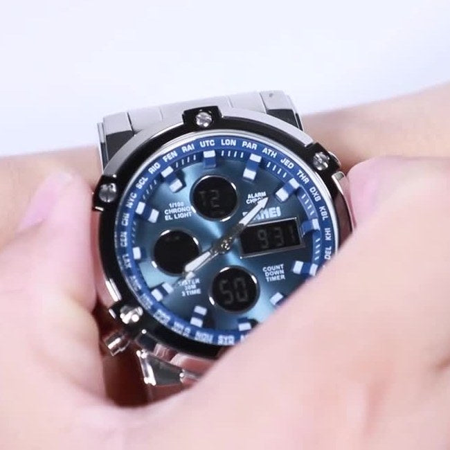Reloj SKMEI 1389 plata con esfera azul puesto en la muñeca